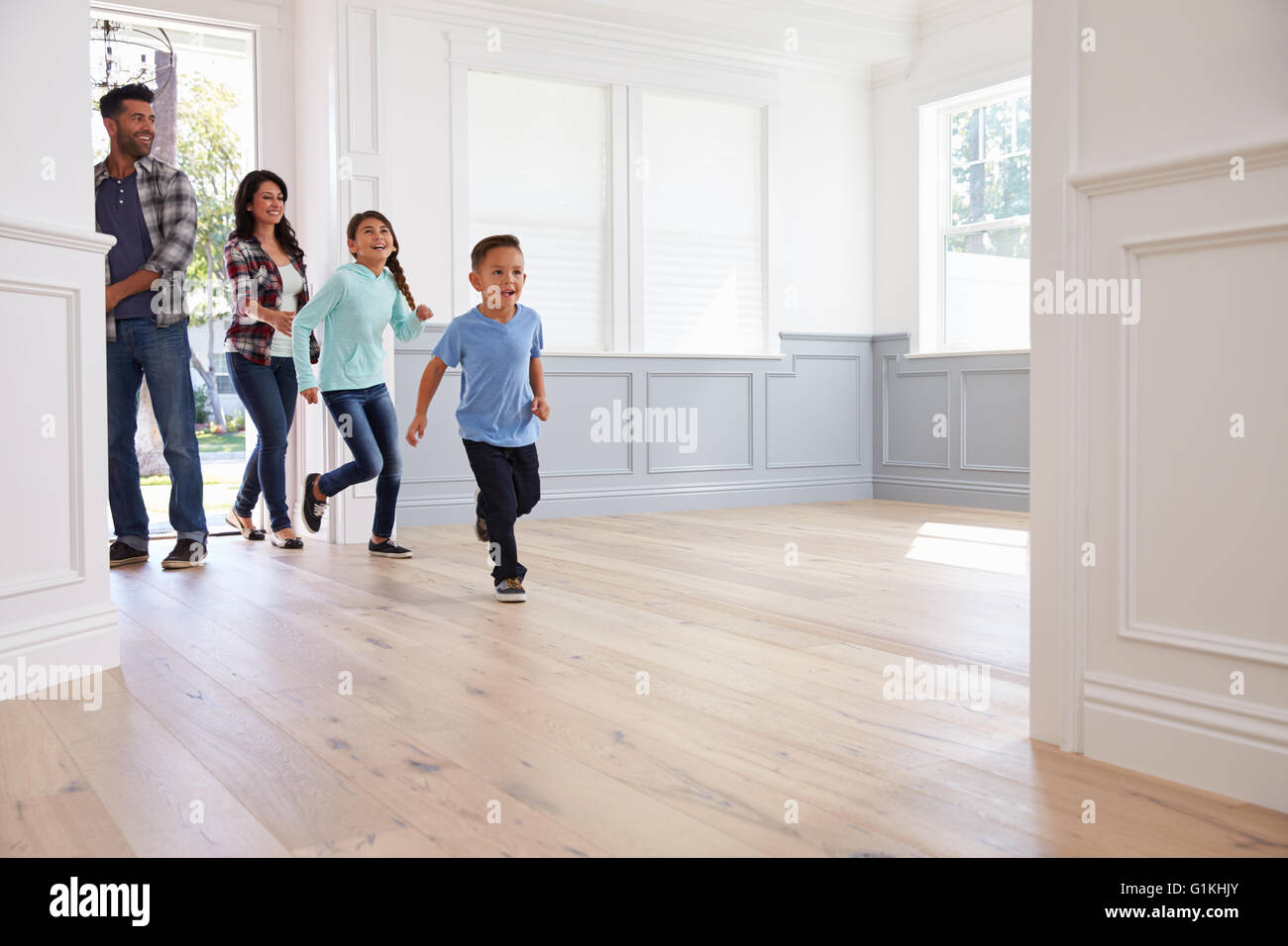 Hispanische Familie potenzielles neues Zuhause anzeigen Stockfoto