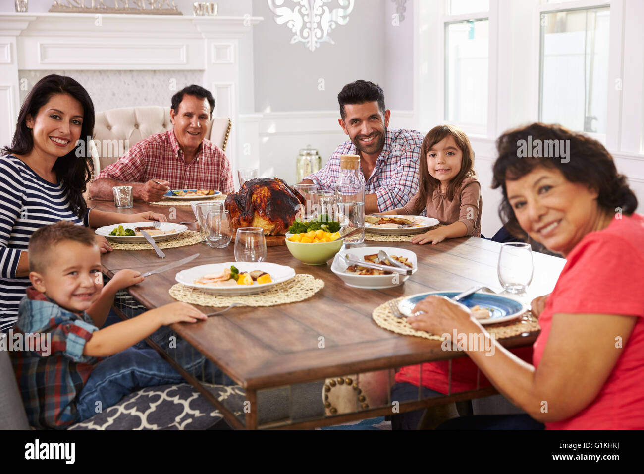 Hispanische Großfamilie genießen Mahlzeit am Tisch Stockfoto
