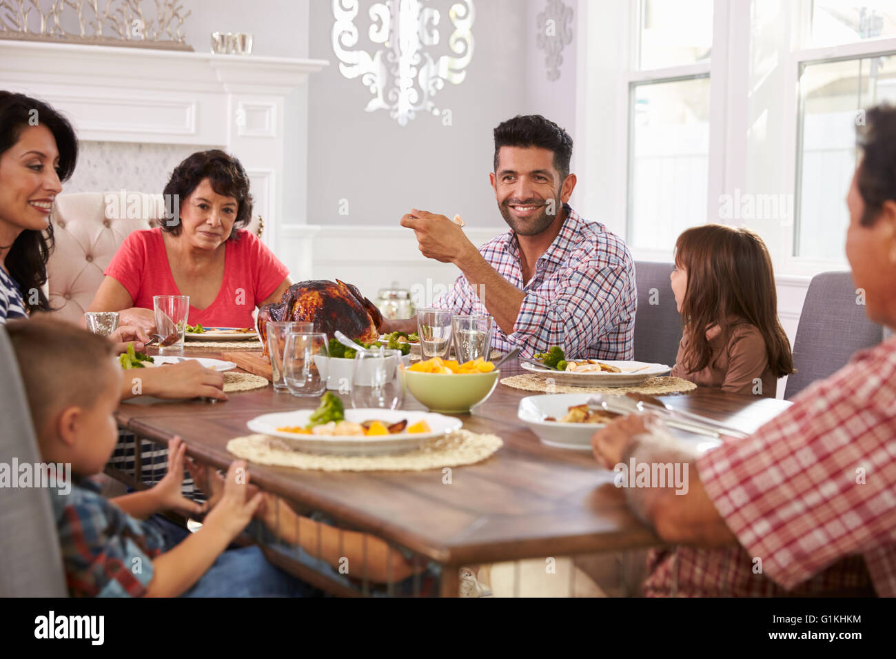 Hispanische Großfamilie genießen Mahlzeit am Tisch Stockfoto