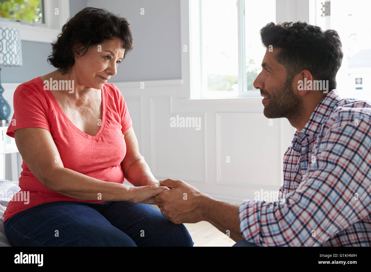 Erwachsener Sohn tröstende Mutter leiden mit Demenz Stockfoto