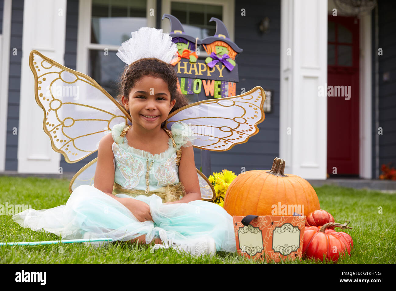 Porträt eines Mädchens In Trick oder Behandlung von Fee Kostüm gekleidet Stockfoto