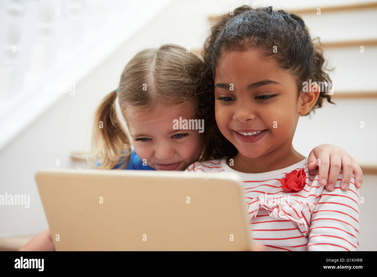 Zwei Mädchen posieren für Selfie auf Digital Tablet zu Hause Stockfoto