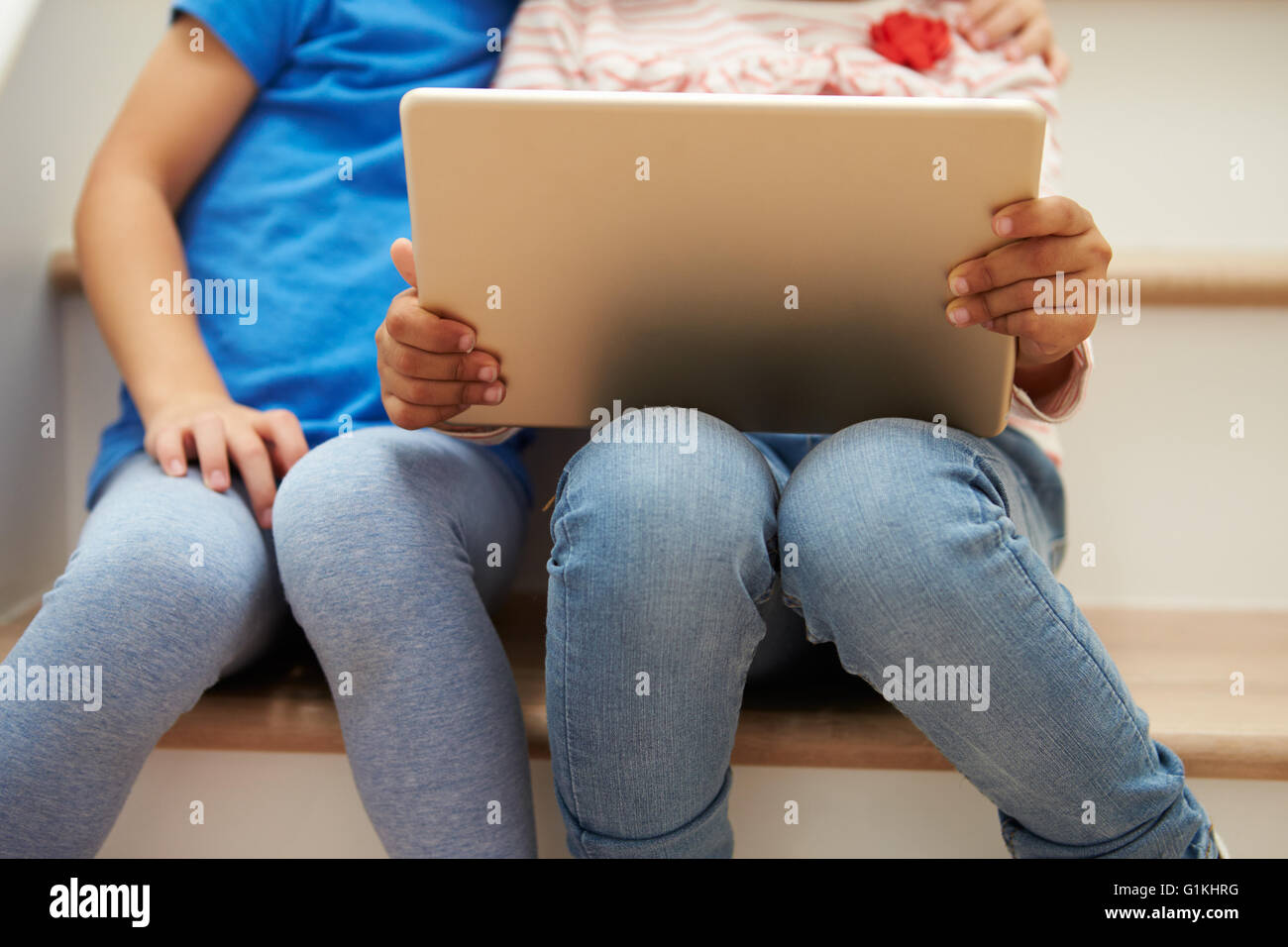 Detail der zwei Mädchen sitzen auf Treppen mit Digital-Tablette Stockfoto