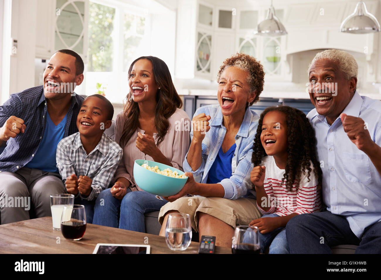 Multi schwarz Familiengeneration beobachtete Sport im Fernsehen zu Hause Stockfoto