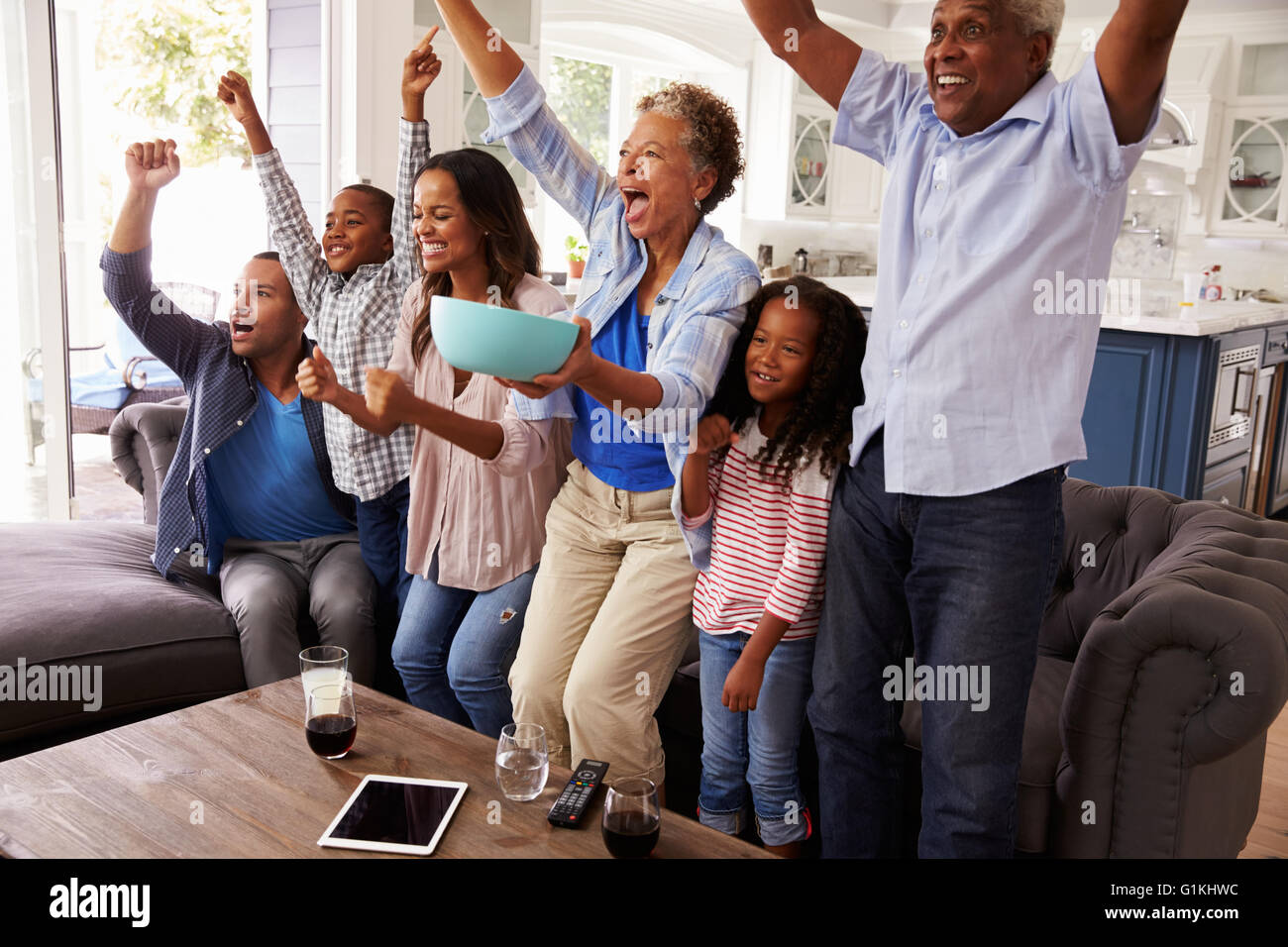 Multi schwarz Familiengeneration beobachtete Sport im Fernsehen feiern Stockfoto