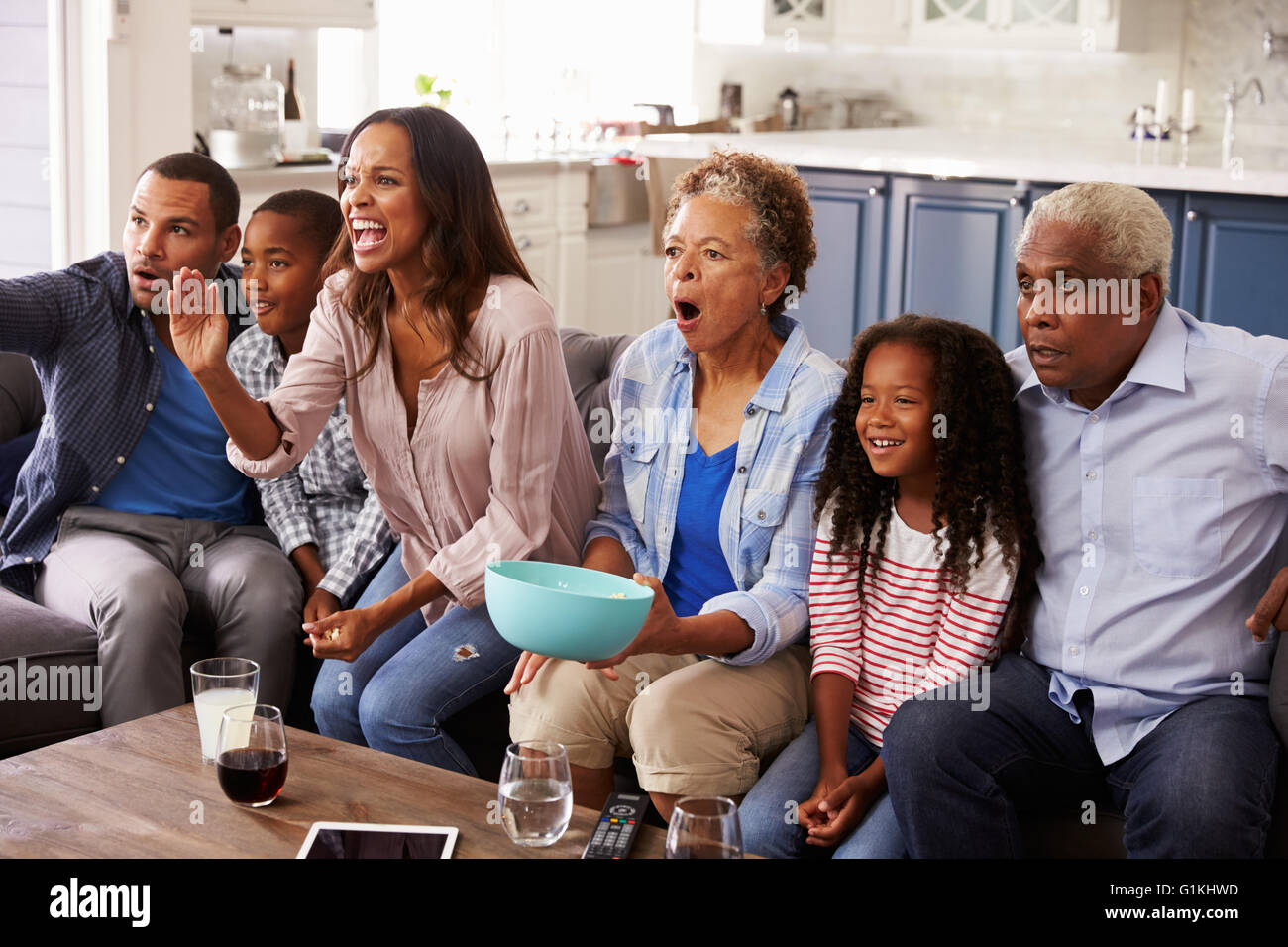 Multi schwarz Familiengeneration beobachtete Sport im Fernsehen zu Hause Stockfoto