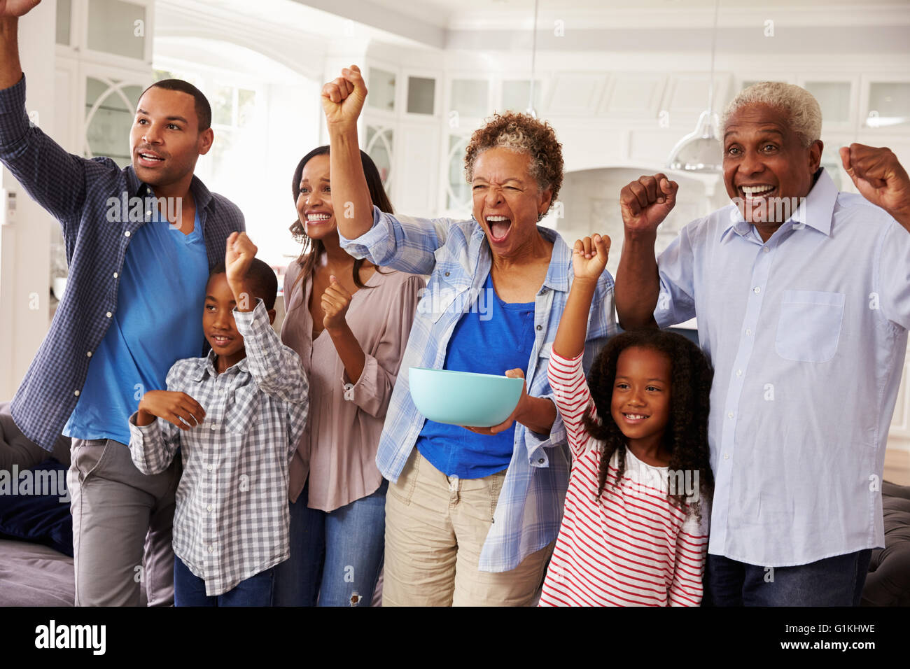 Multi schwarz Familiengeneration beobachtete Sport im Fernsehen feiern Stockfoto