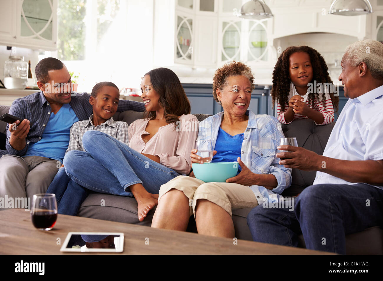 Multi schwarz Familiengeneration miteinander reden während des Fernsehens Stockfoto