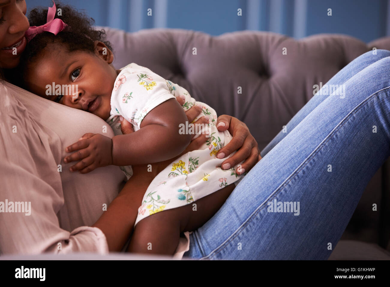 Frau, entspannend, mit Tochter Kleinkind, Mittelteil Ernte Stockfoto