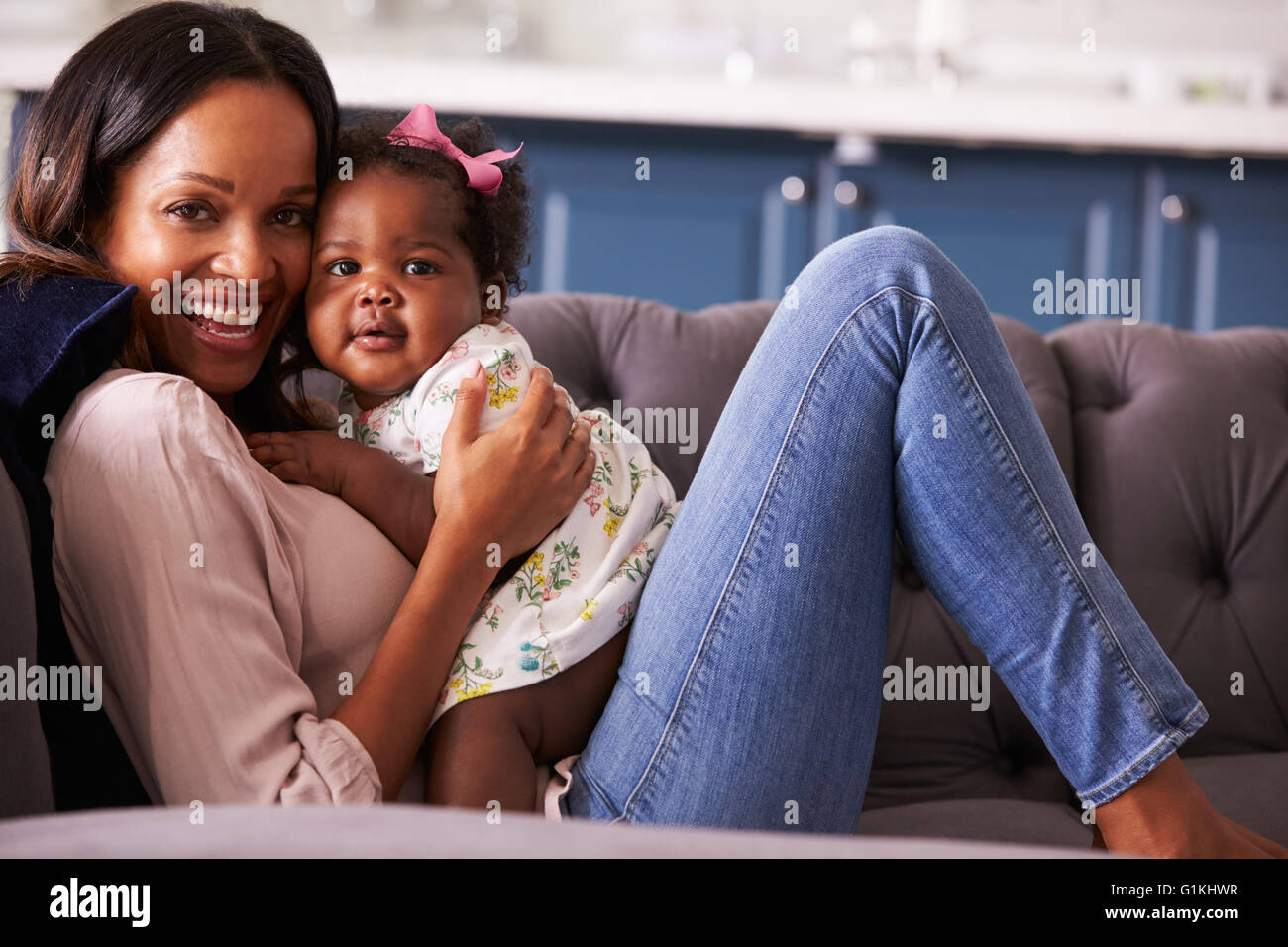 Porträt der Frau mit ihrer Tochter Kleinkind zu Hause entspannen Stockfoto