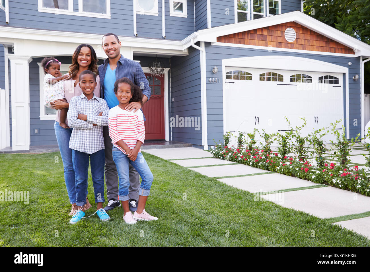 Glücklich schwarze Familien stehen vor ihrem Haus Stockfoto
