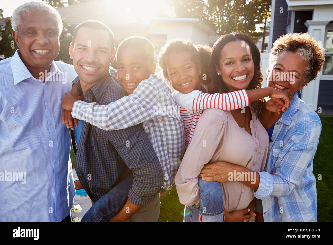 Schwarz Multi Generation außen, hinterleuchtete Familienporträt Stockfoto
