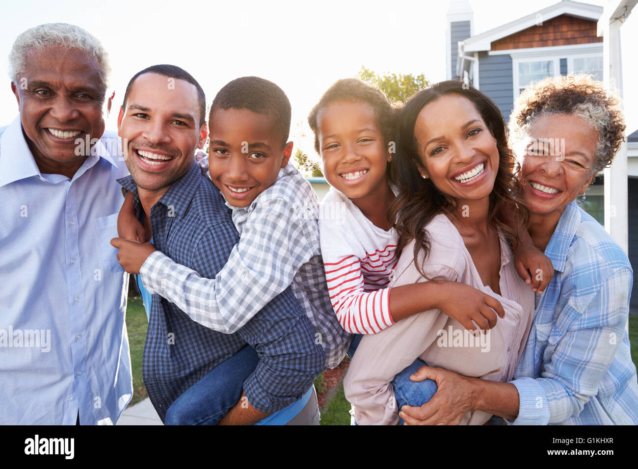 Outdoor-Gruppenbild der schwarz Multi-Generationen-Familie Stockfoto