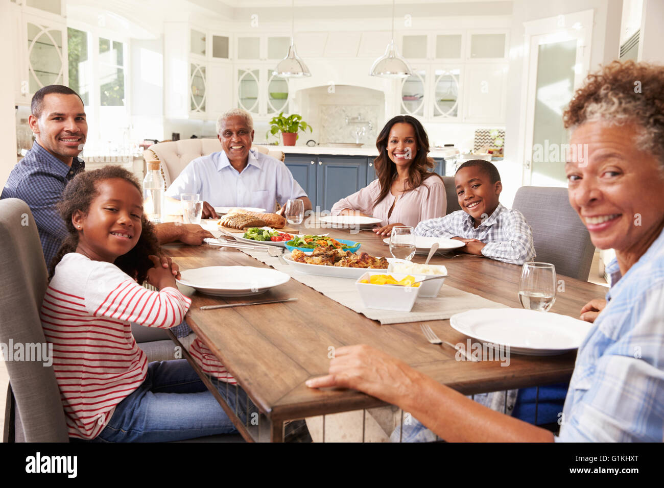 Multi-Generationen schwarz-Familie am Küchentisch für eine Mahlzeit Stockfoto