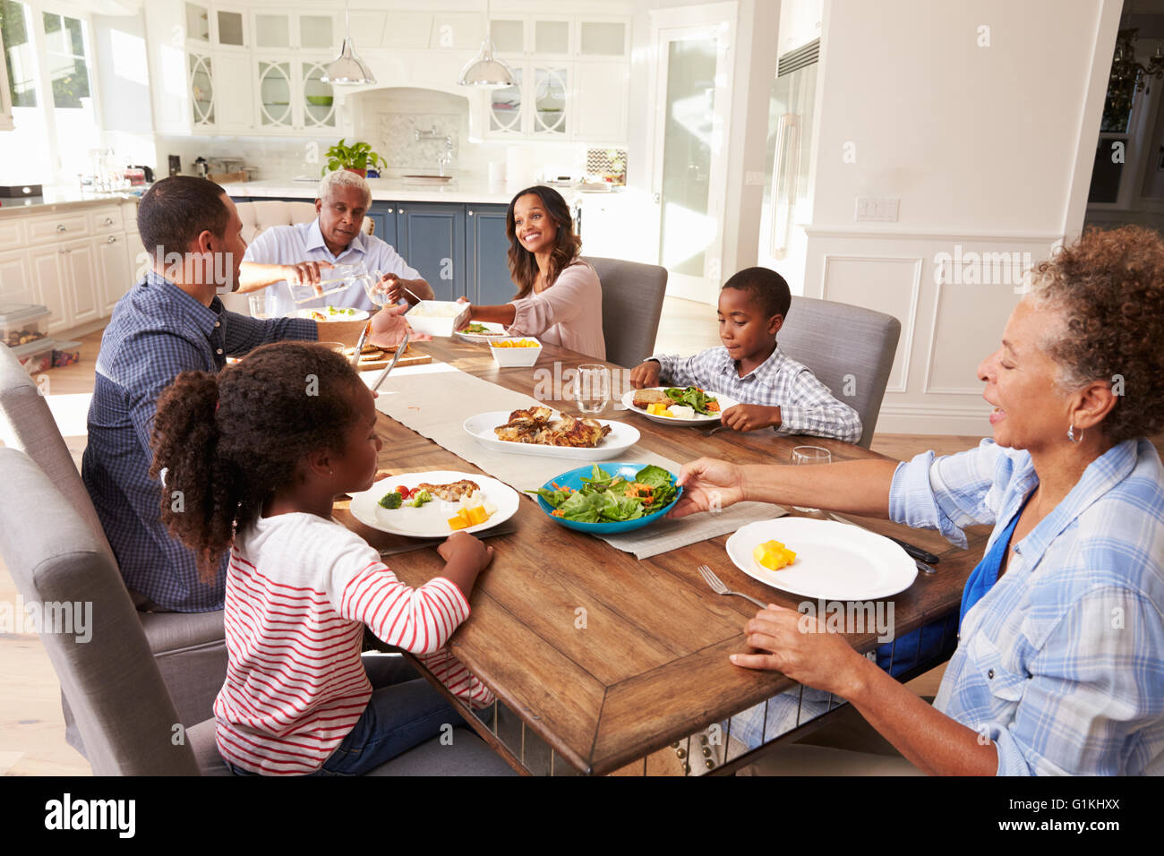 Multi-Generation schwarz-Familie eine Mahlzeit in der Küche Stockfoto