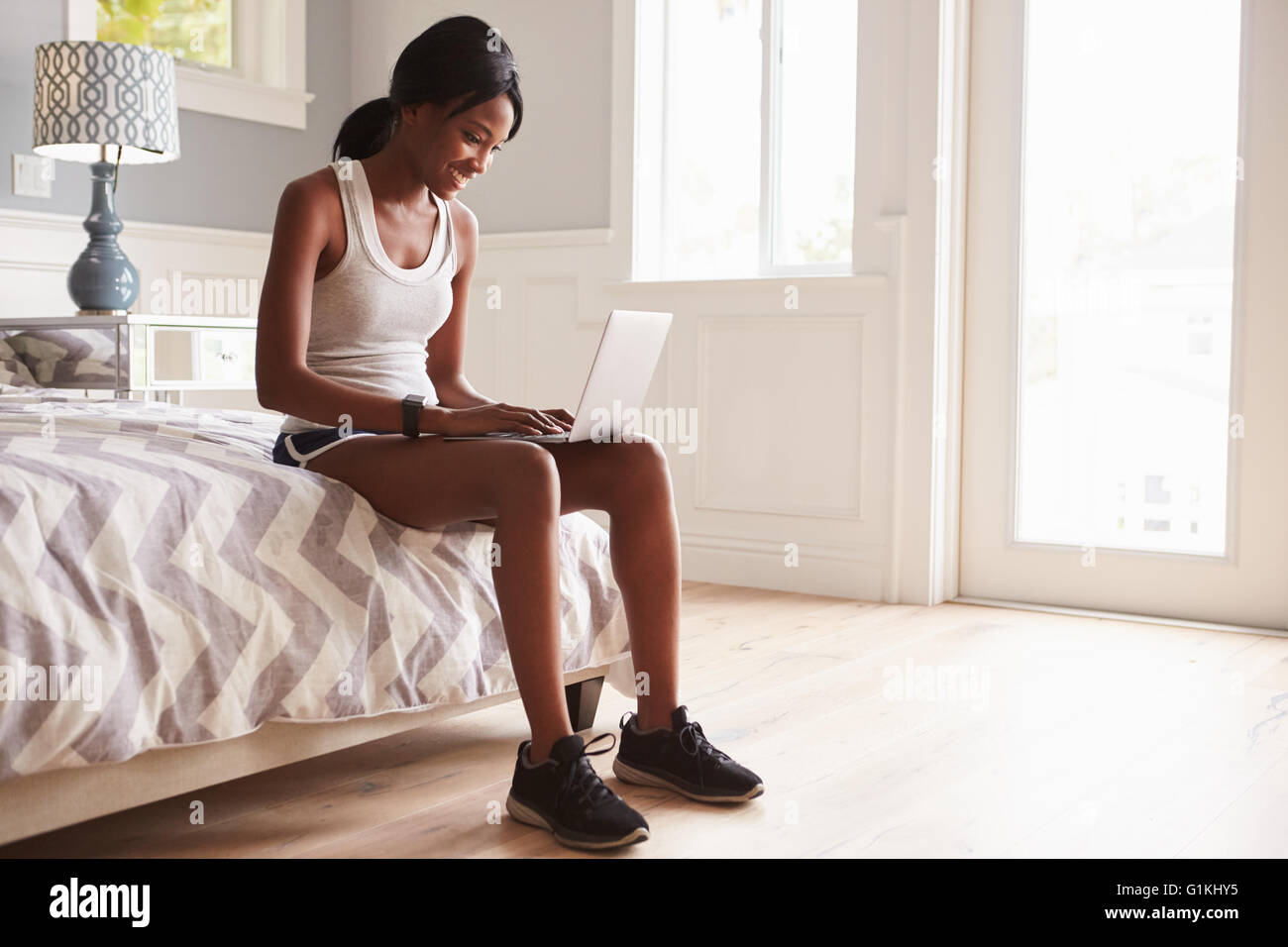 Junge schwarze Frau bereit für Übung, mit Laptop-computer Stockfoto