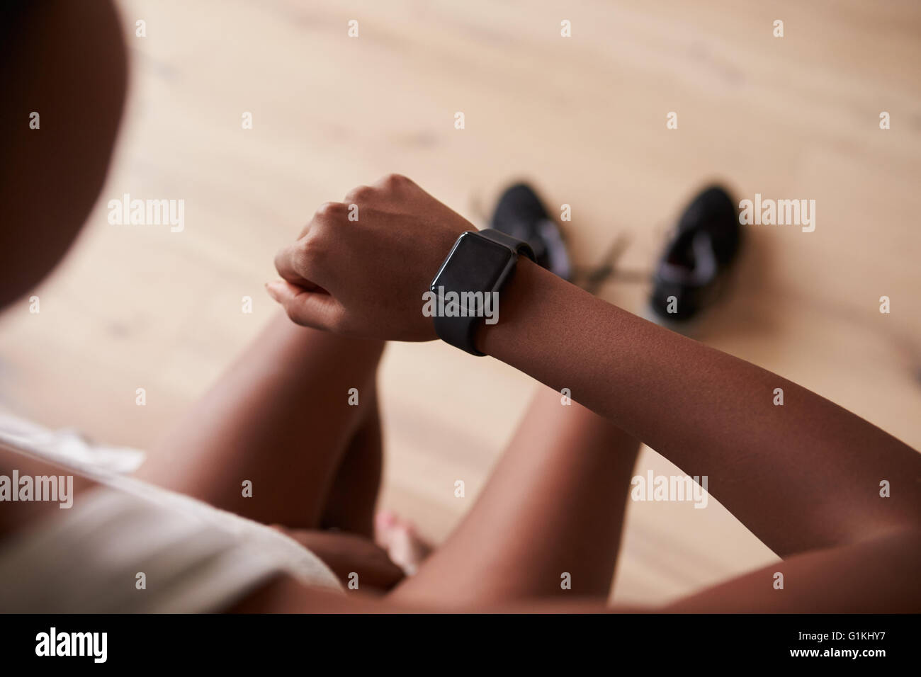 Über Schulter Blick auf junge schwarze Frau Smartwatch überprüfen Stockfoto