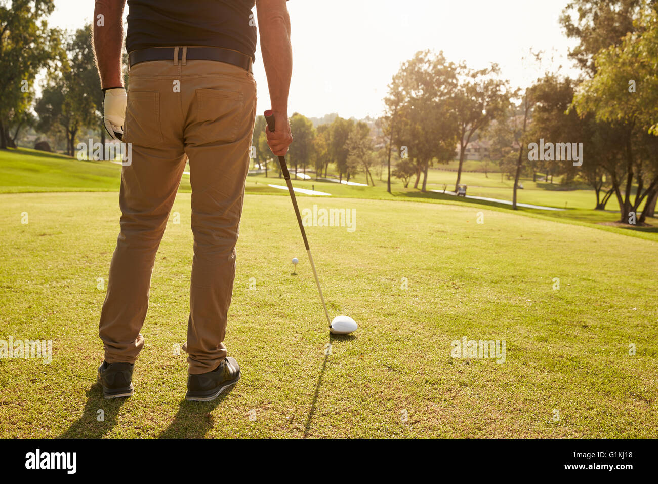 In der Nähe von männlichen Golfer Schlange Tee-Shot auf Golfplatz Stockfoto