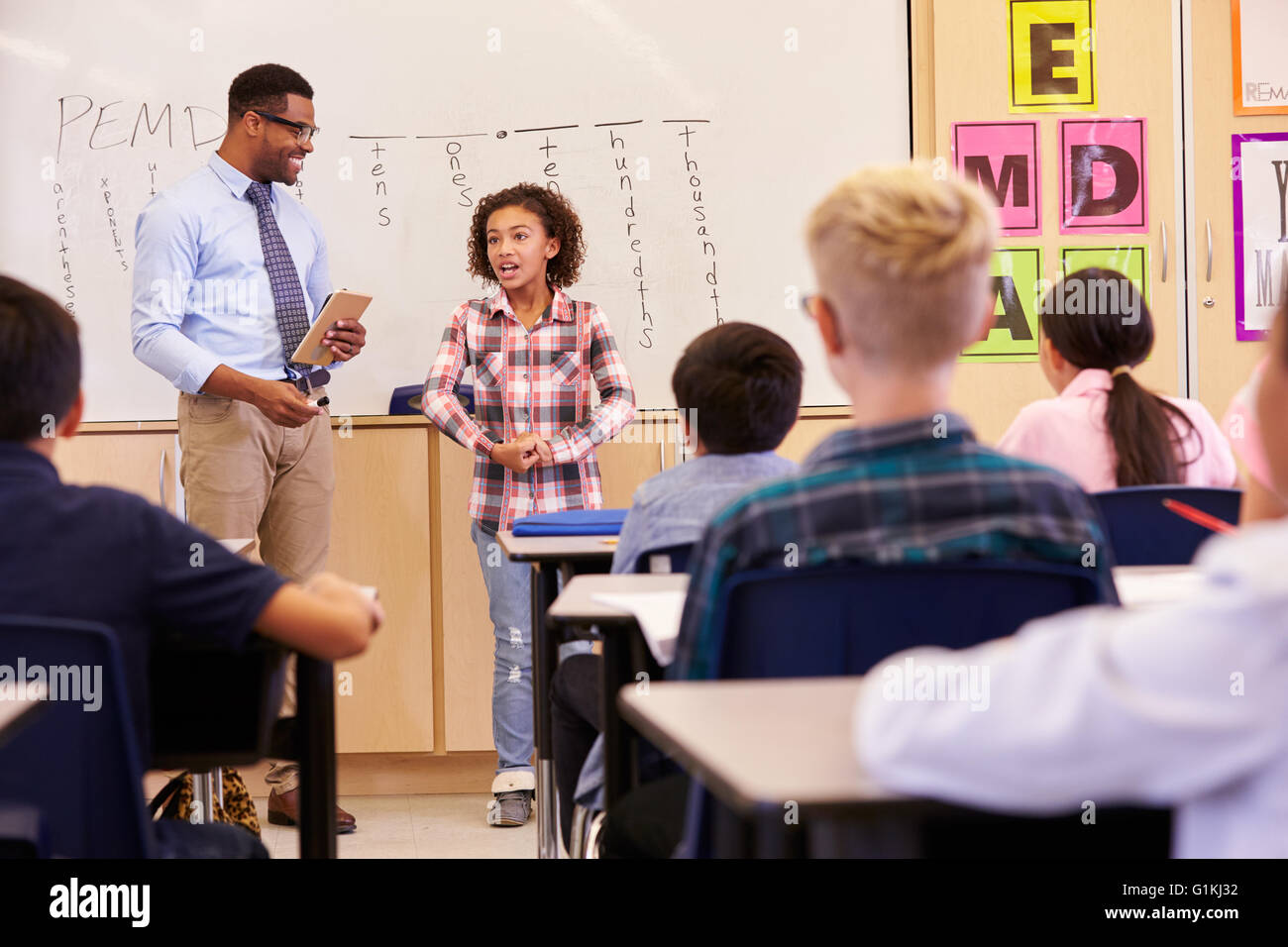 Schulmädchen präsentieren ihren Mitschülern Grundschule Stockfoto