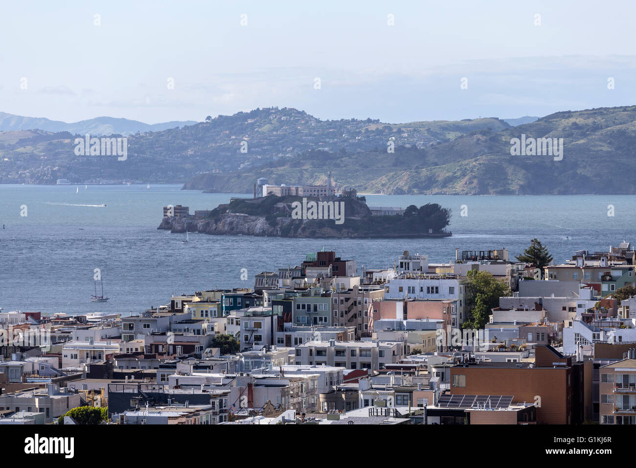 Bucht von San Francisco, Alcatraz Island und North Beach Viertel nahe der Innenstadt. Stockfoto