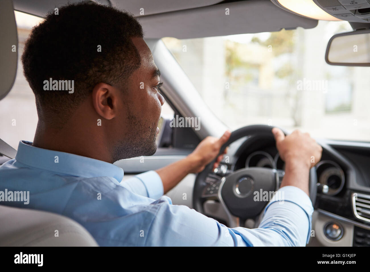In Car-Ansicht der männlichen Afroamerikaner Fahranfänger mit Kaffee Stockfoto