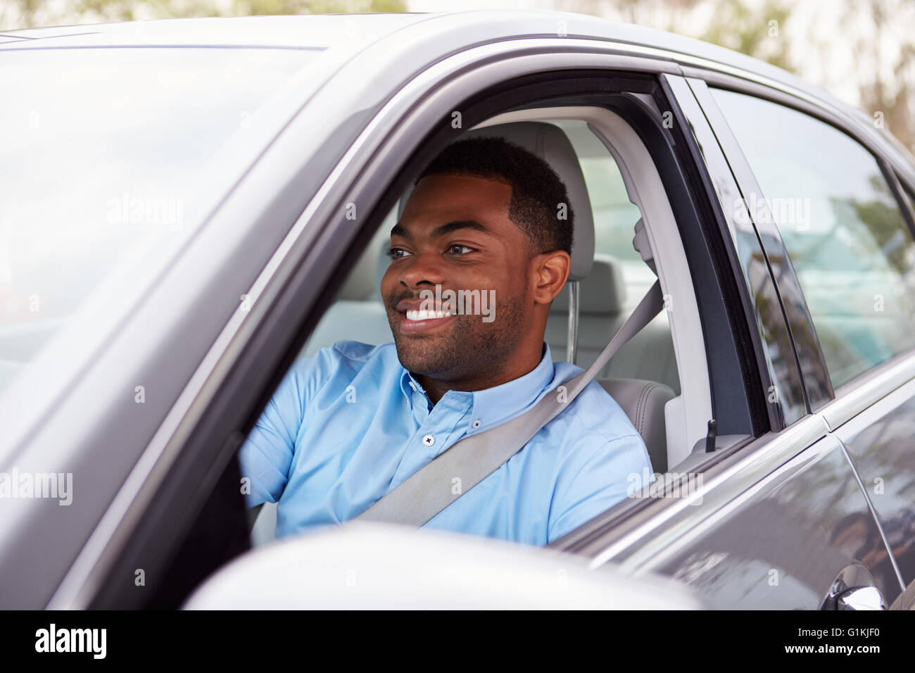 Glücklich afroamerikanische männliche Fahrer im Auto Stockfoto