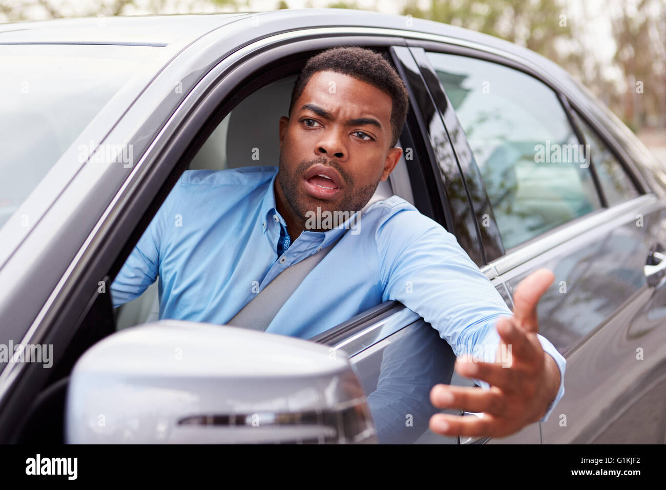 Frustriert afroamerikanische männliche Fahrer im Auto Stockfoto