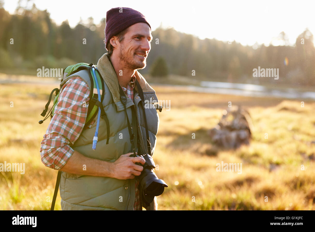 Mann mit Kamera in Landschaft, Big Bear, Kalifornien, USA Stockfoto