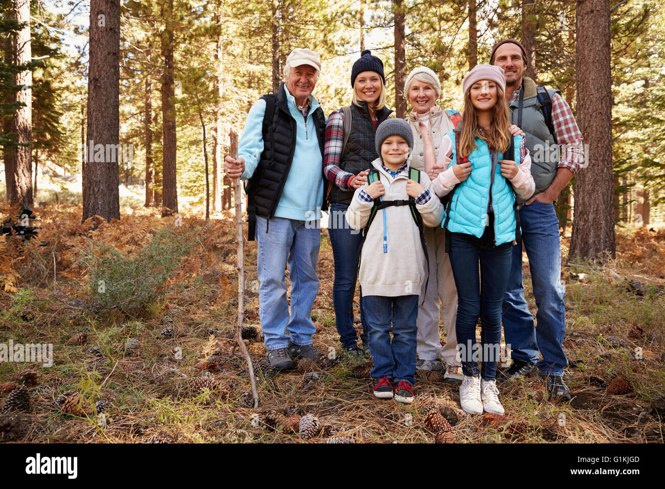 Multi-Generationen-Familie im Wald wandern, in voller Länge portrait Stockfoto
