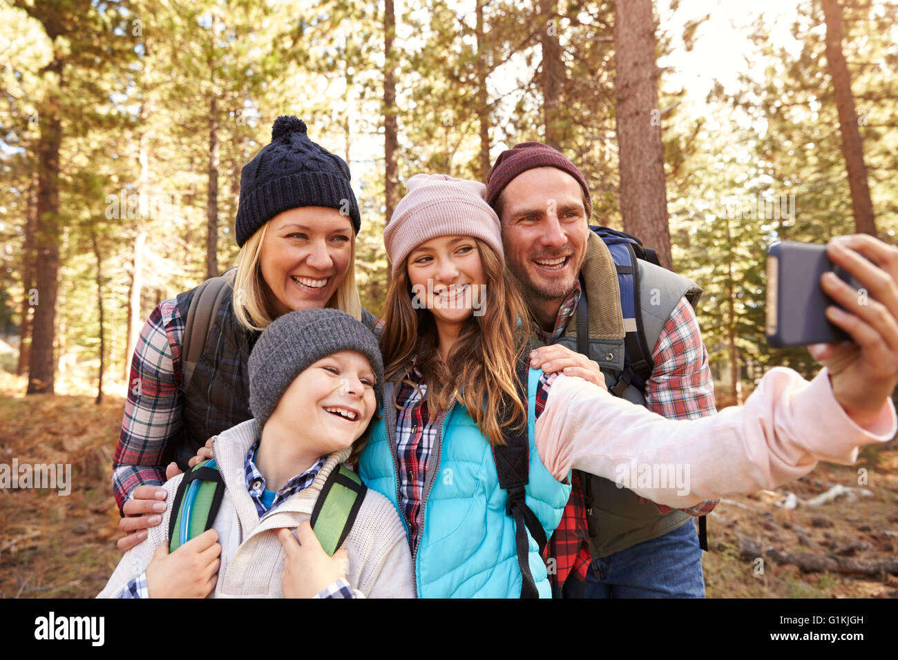 Familie auf Wanderung im Wald nehmen Selfie Gruppenbild Stockfoto