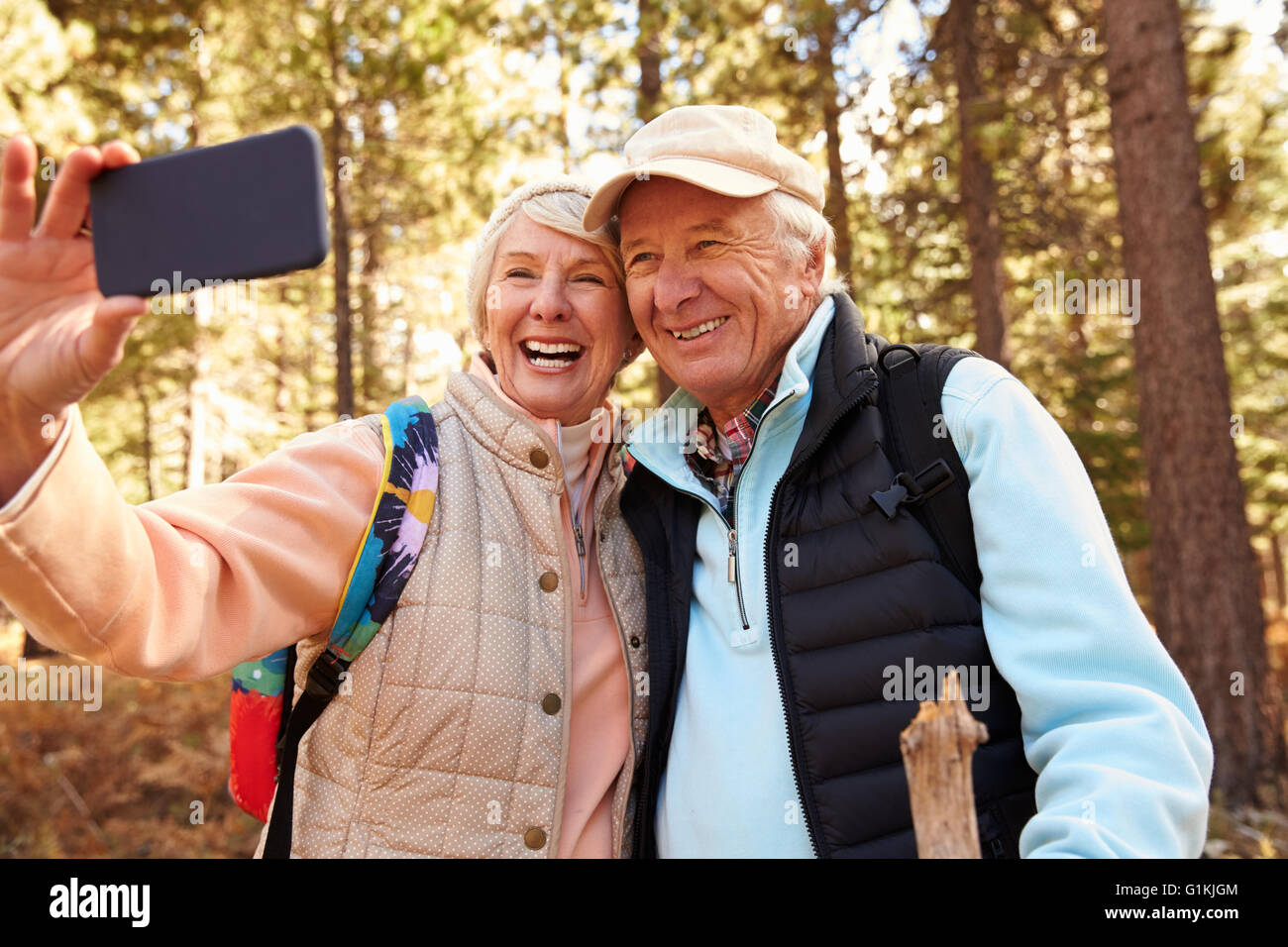 Älteres Paar auf Wanderung im Wald unter einem Selfie, USA Stockfoto