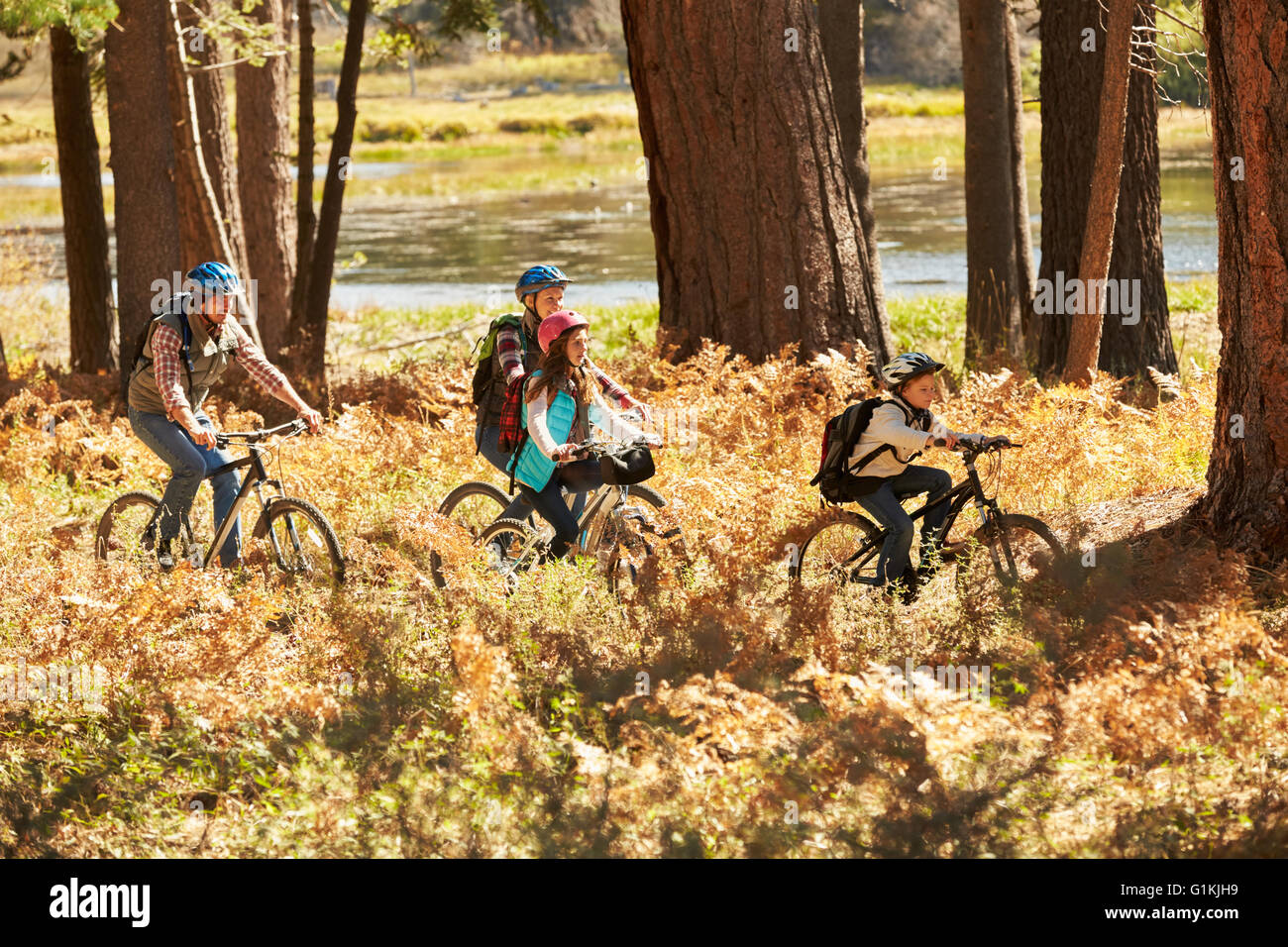 Familie Mountainbike vorbei an See, Big Bear, Kalifornien, USA Stockfoto