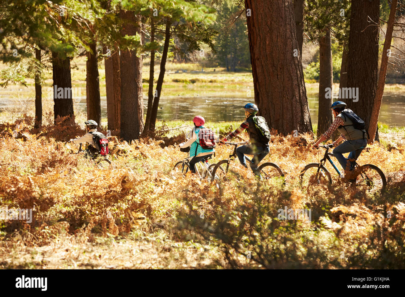 Familie Mountainbike vorbei an See, Big Bear, Kalifornien, USA Stockfoto