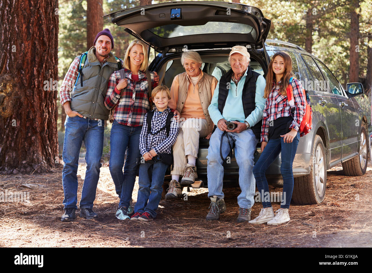 Multi Generation Familie stehend von einem Auto vor Wald Wanderung Stockfoto