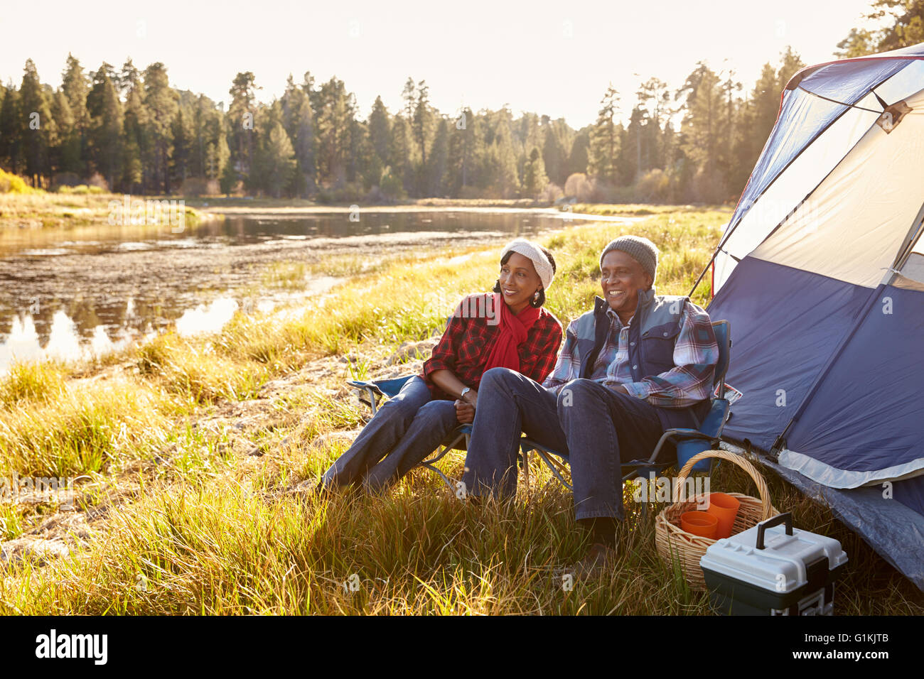Älteres Paar auf Herbst Camping-Ausflug Stockfoto