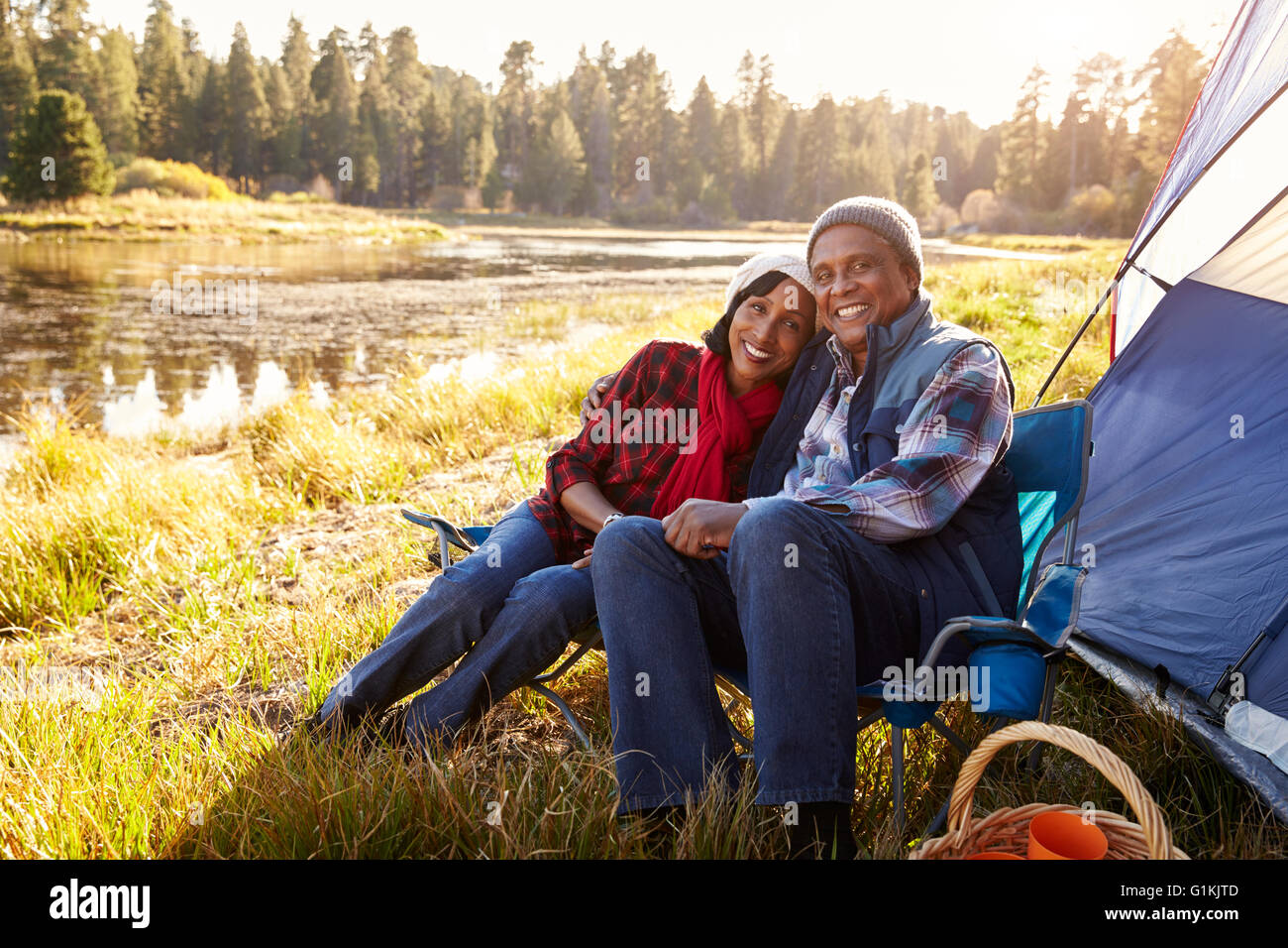 Portrait Of Senior Couple auf Herbst Camping-Ausflug Stockfoto