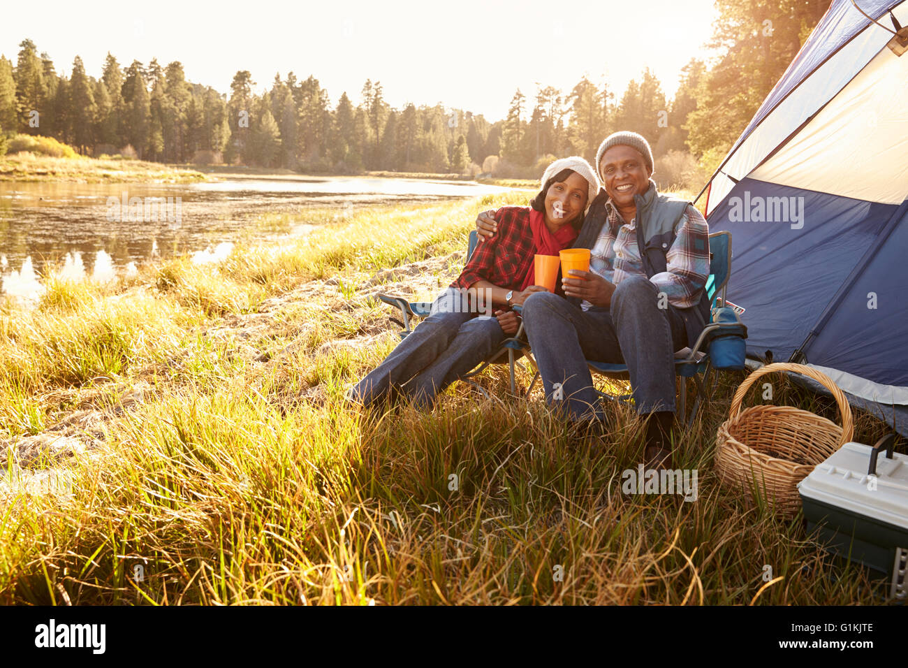 Portrait Of Senior Couple auf Herbst Camping-Ausflug Stockfoto