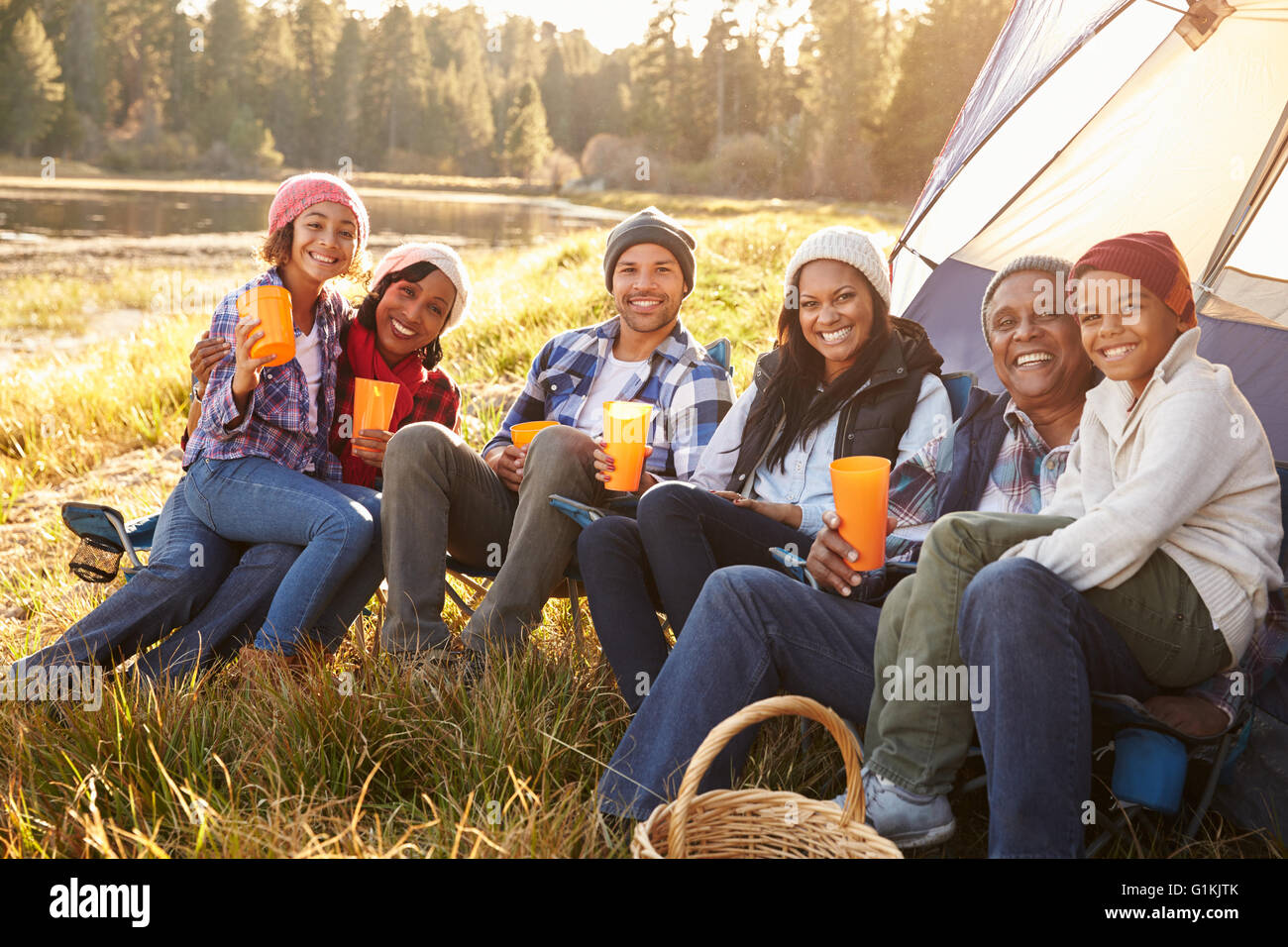 Porträt der Familie Gruppe von See Camping Stockfoto