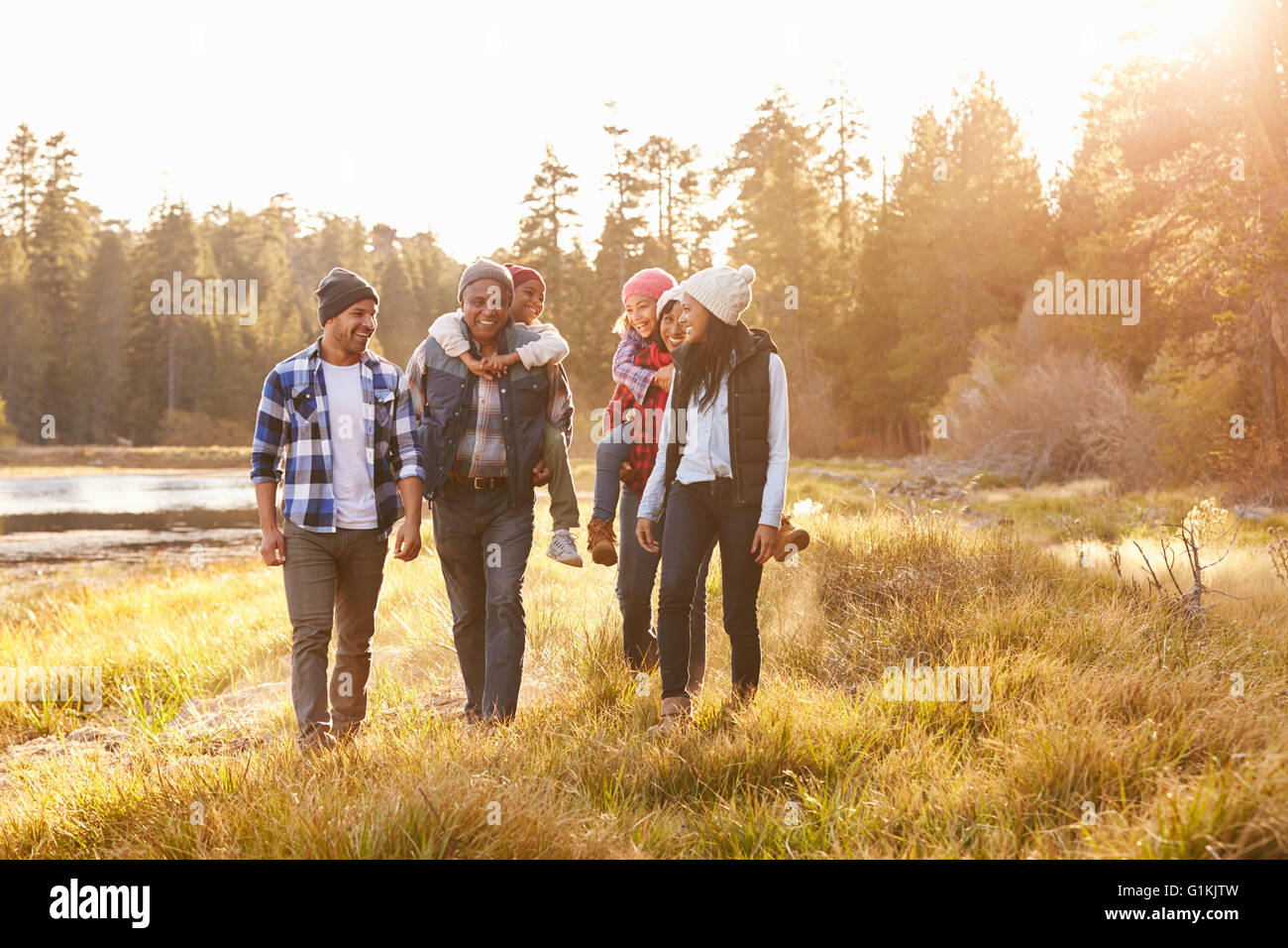 Großfamilie Gruppe zu Fuß vom See Stockfoto