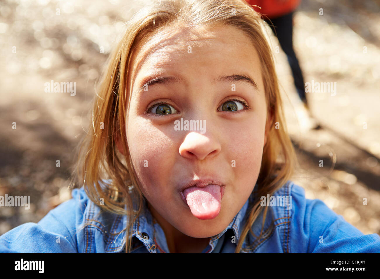 Porträt des jungen Mädchens ziehen Gesicht für Selfie Foto Stockfoto