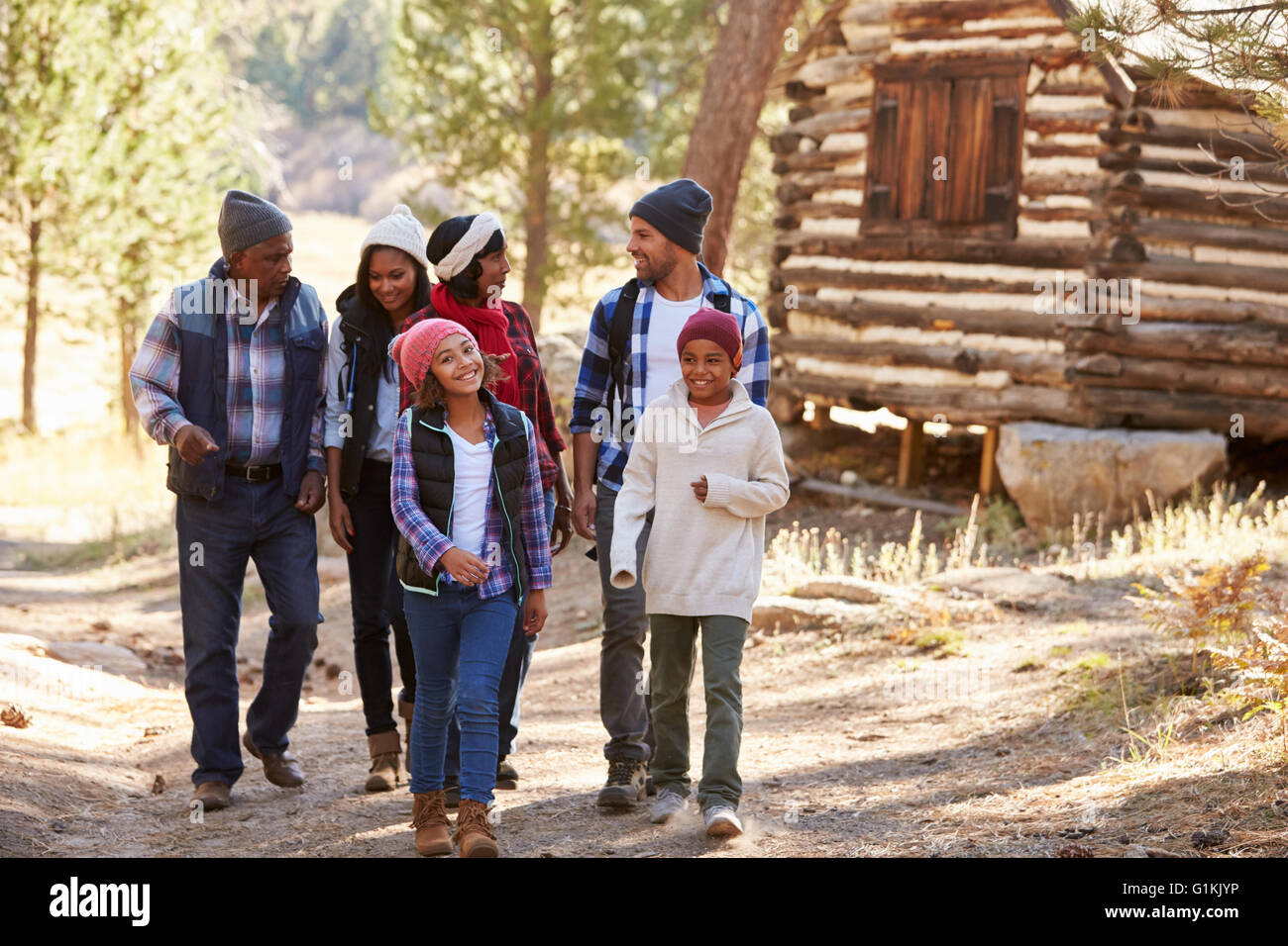 Erweiterte Familiengruppe auf Spaziergang durch Wald im Herbst Stockfoto