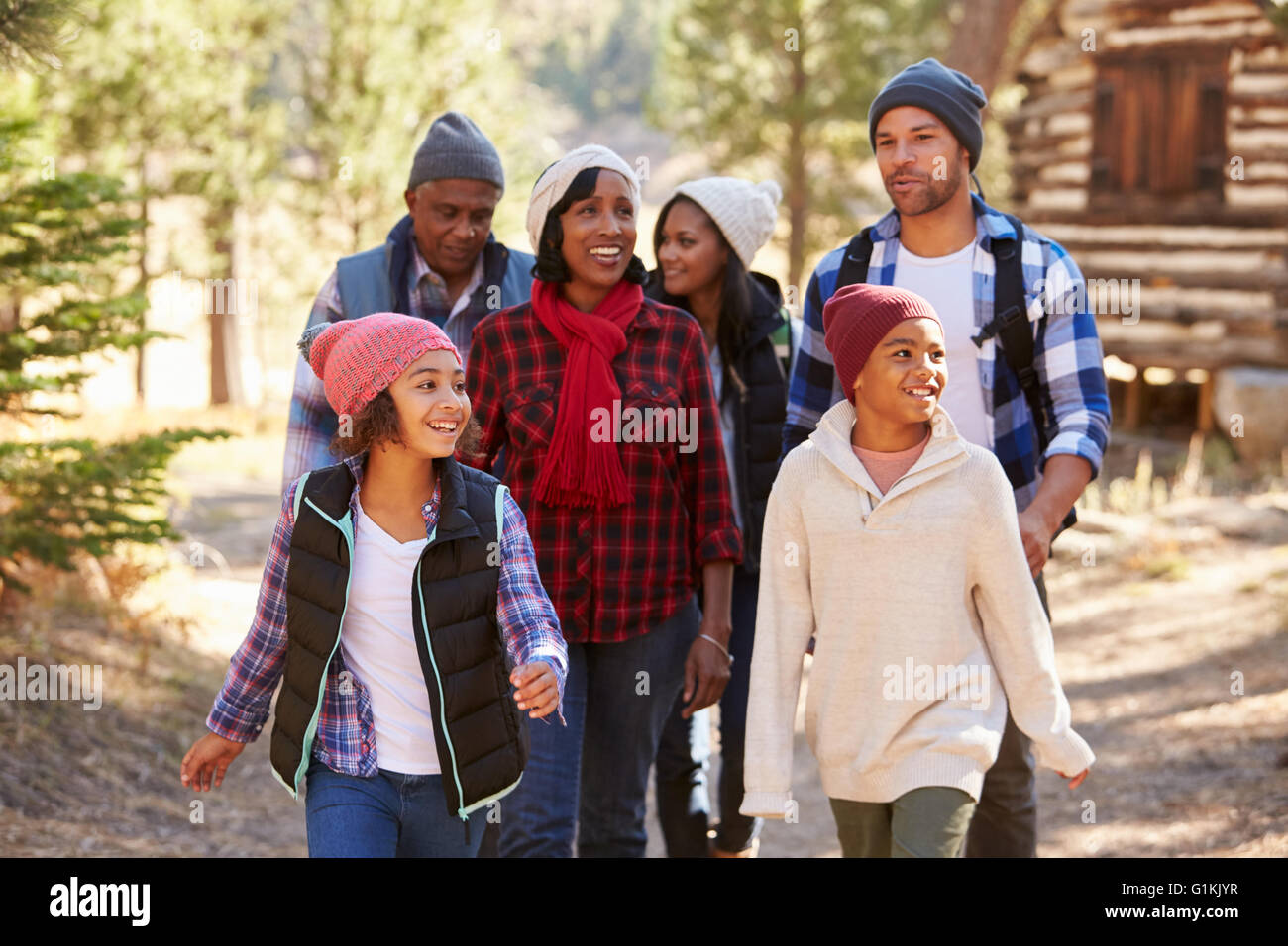 Erweiterte Familiengruppe auf Spaziergang durch Wald im Herbst Stockfoto