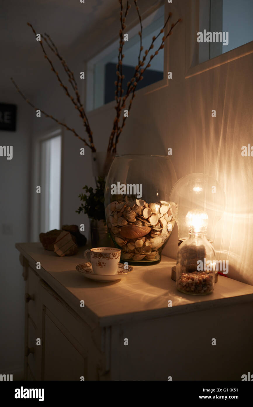 Anzeige der Objekte auf Schrank In Einfamilienhaus Stockfoto