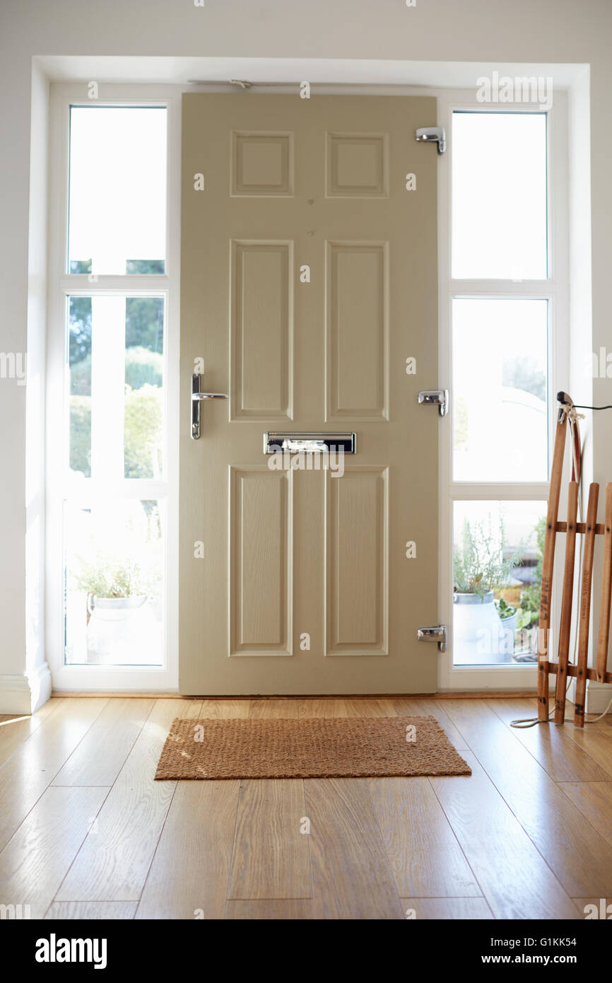 Spiegel Tür Schiebetür in der zeitgenössischen Küche Innenraum  Stockfotografie - Alamy