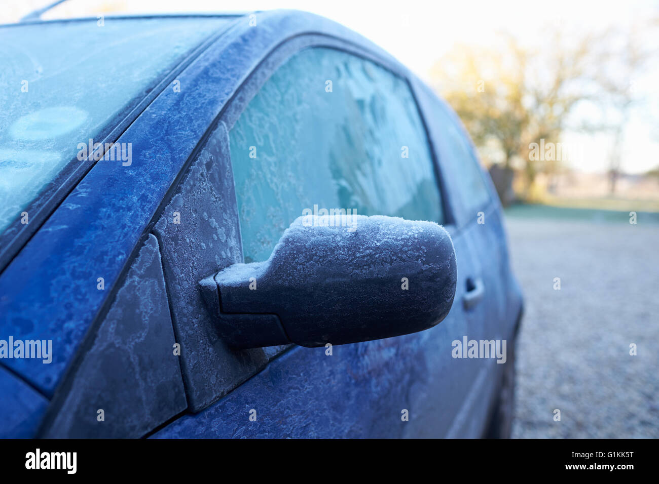Wintermorgen mit Eis auf Auto außen Stockfoto