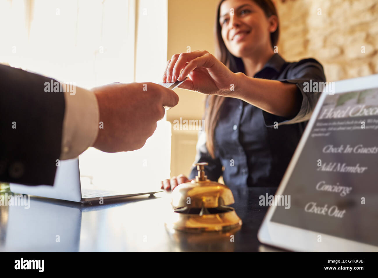 Gast nimmt Schlüsselkarte am Check-in-Schalter des Hotels, Nahaufnahme Stockfoto