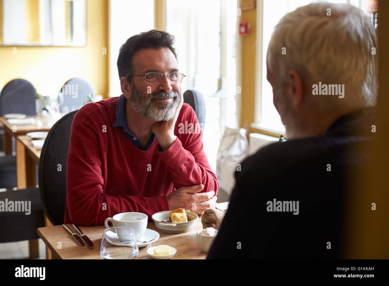 Ein Homosexuell männlichen Ehepaar mittleren Alters mit Mittagessen in einem restaurant Stockfoto
