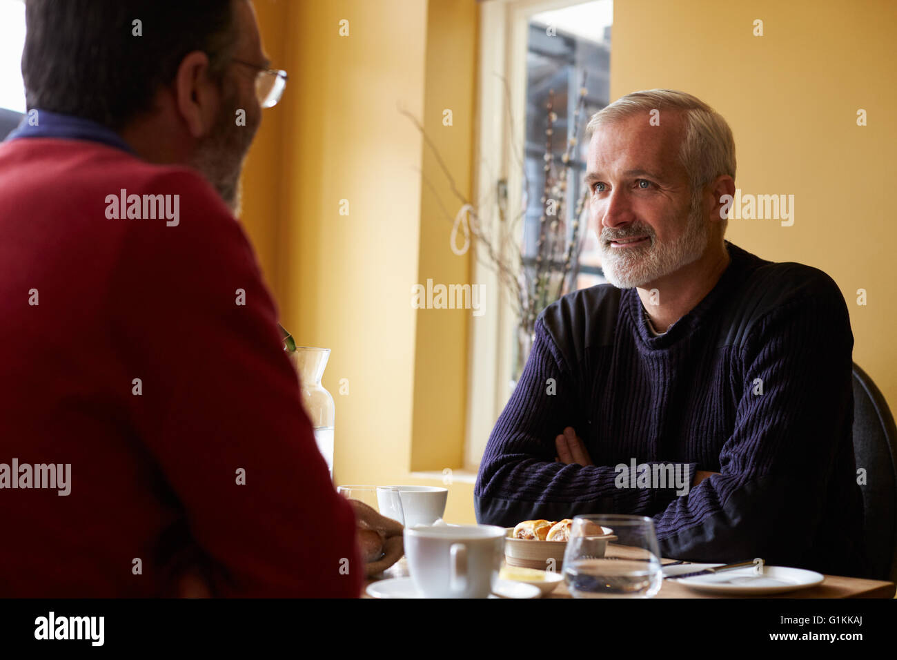 Applying Homosexuell männlichen Partner mit Mittagessen in einem restaurant Stockfoto
