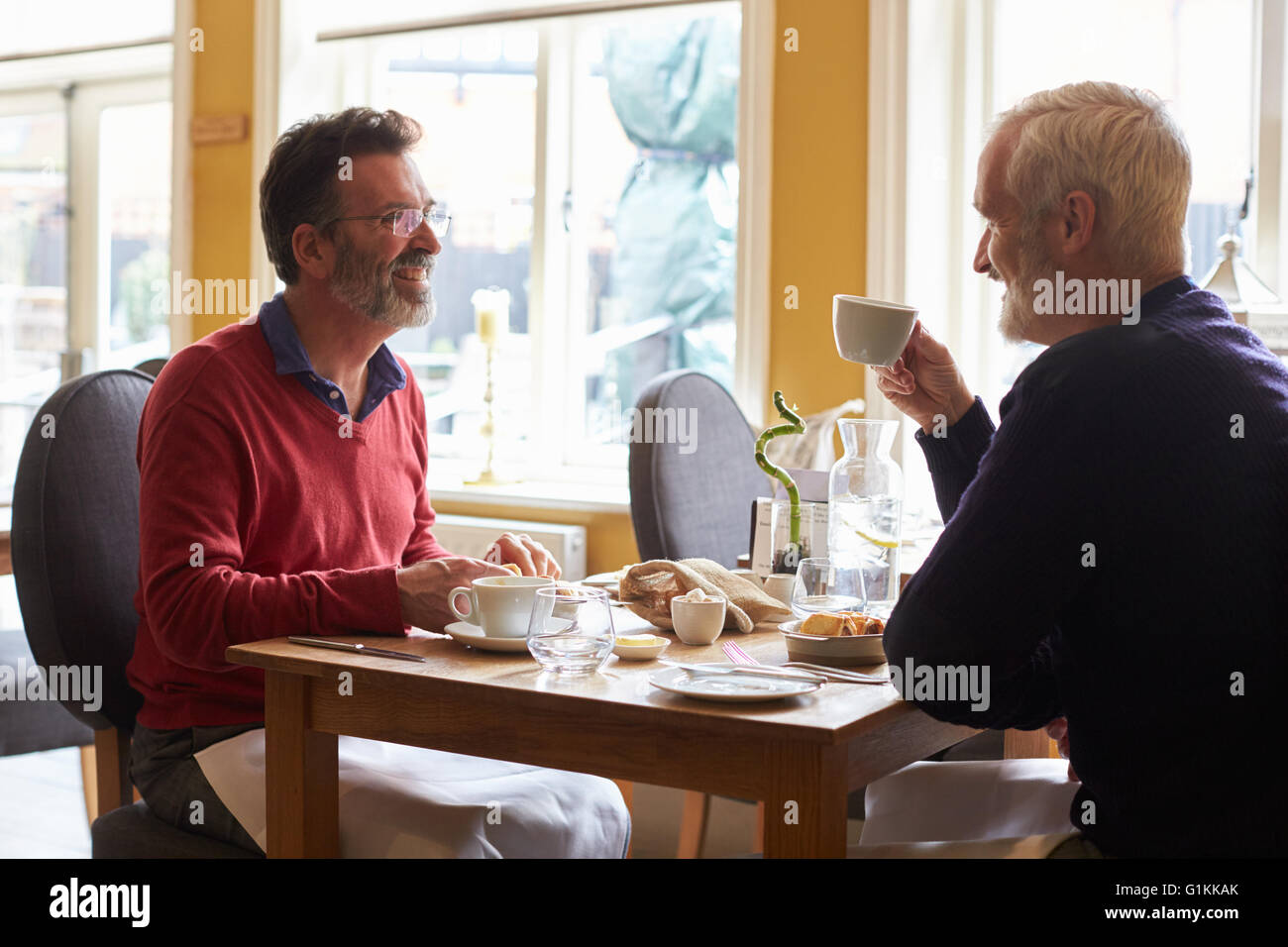 Ein paar Homosexuell männlichen mit Mittagessen in einem Restaurant, Seitenansicht Stockfoto