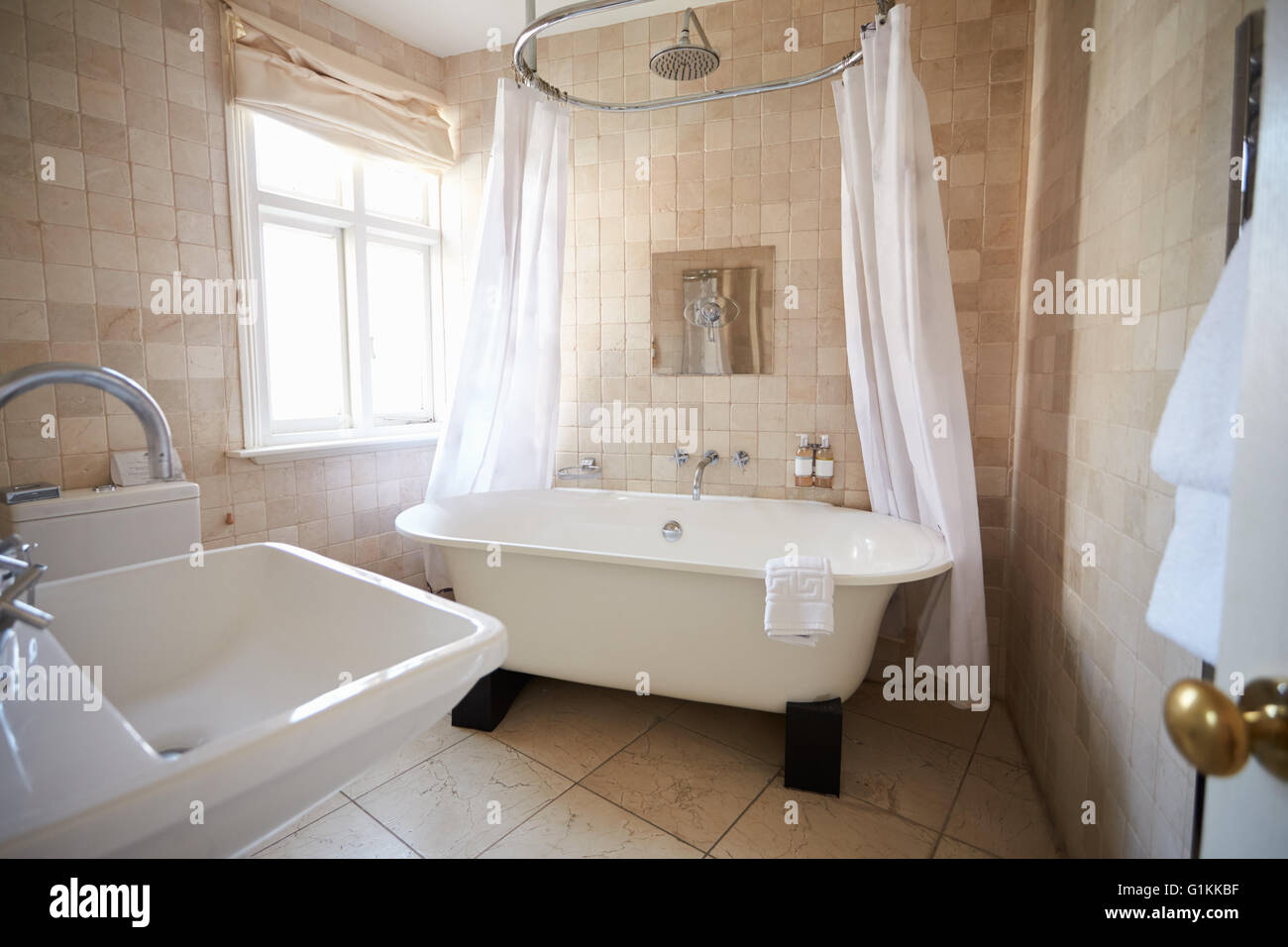 Schönes Bad mit freistehender Badewanne und Dusche Stockfoto